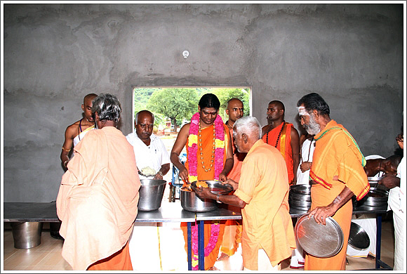 Nithyananda serving food at Tiruvannamalai Aadheenam “anna dhaan” as part of the revival of the Kailaasa <i>parampara.</i>