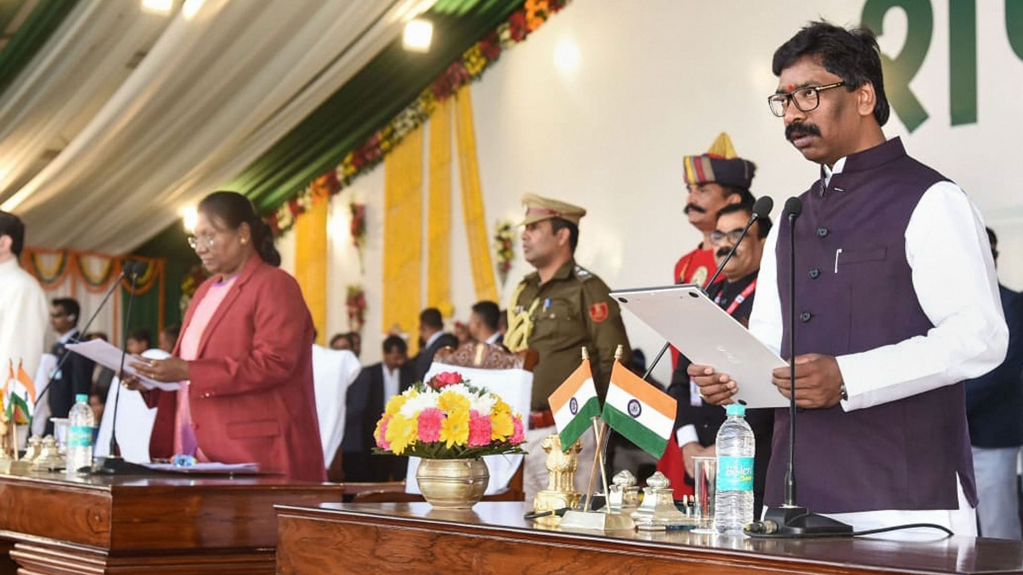 Jharkhand Governor Draupadi Murmu administers the oath of office and secrecy to JMM leader Hemant Soren as Jharkhand chief minister.&nbsp;