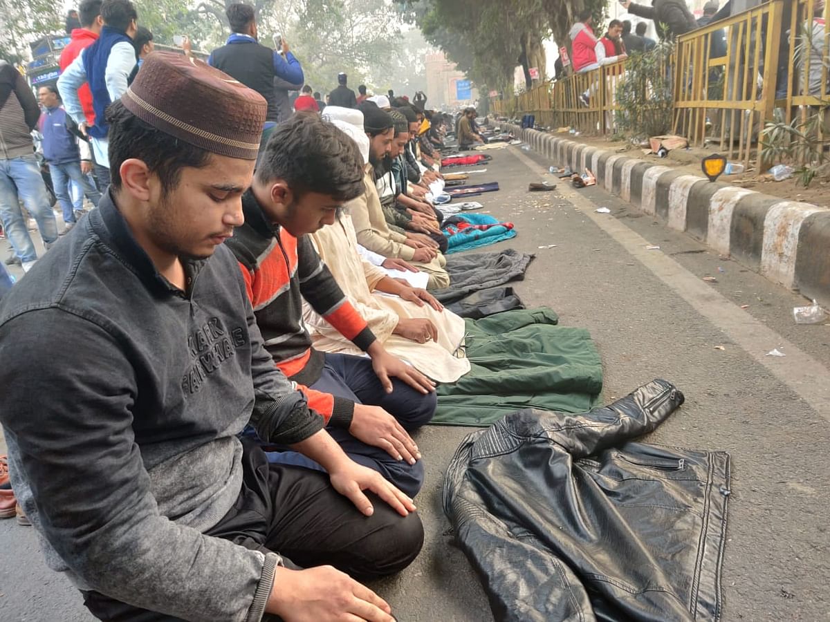 A protest that began with holding up the Constitution at Jama Masjid ended in stone pelting & lathicharge on Friday.