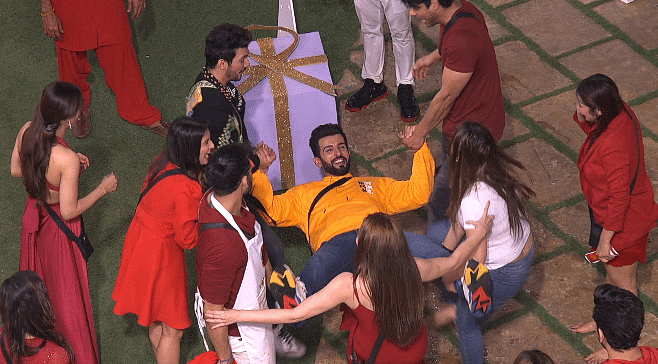 Bigg Boss 13 contests celebrate Christmas and compete in the captaincy task.