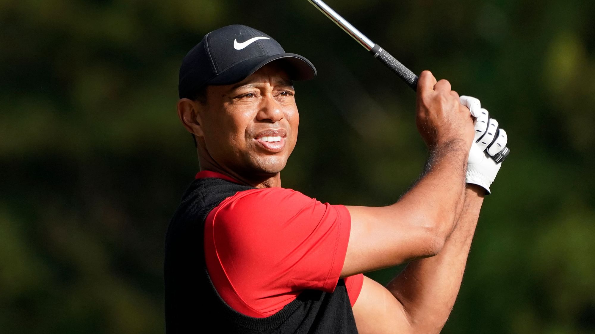 A closing birdie on a hole that has vexed Tiger Woods put him in range of a third victory this year.