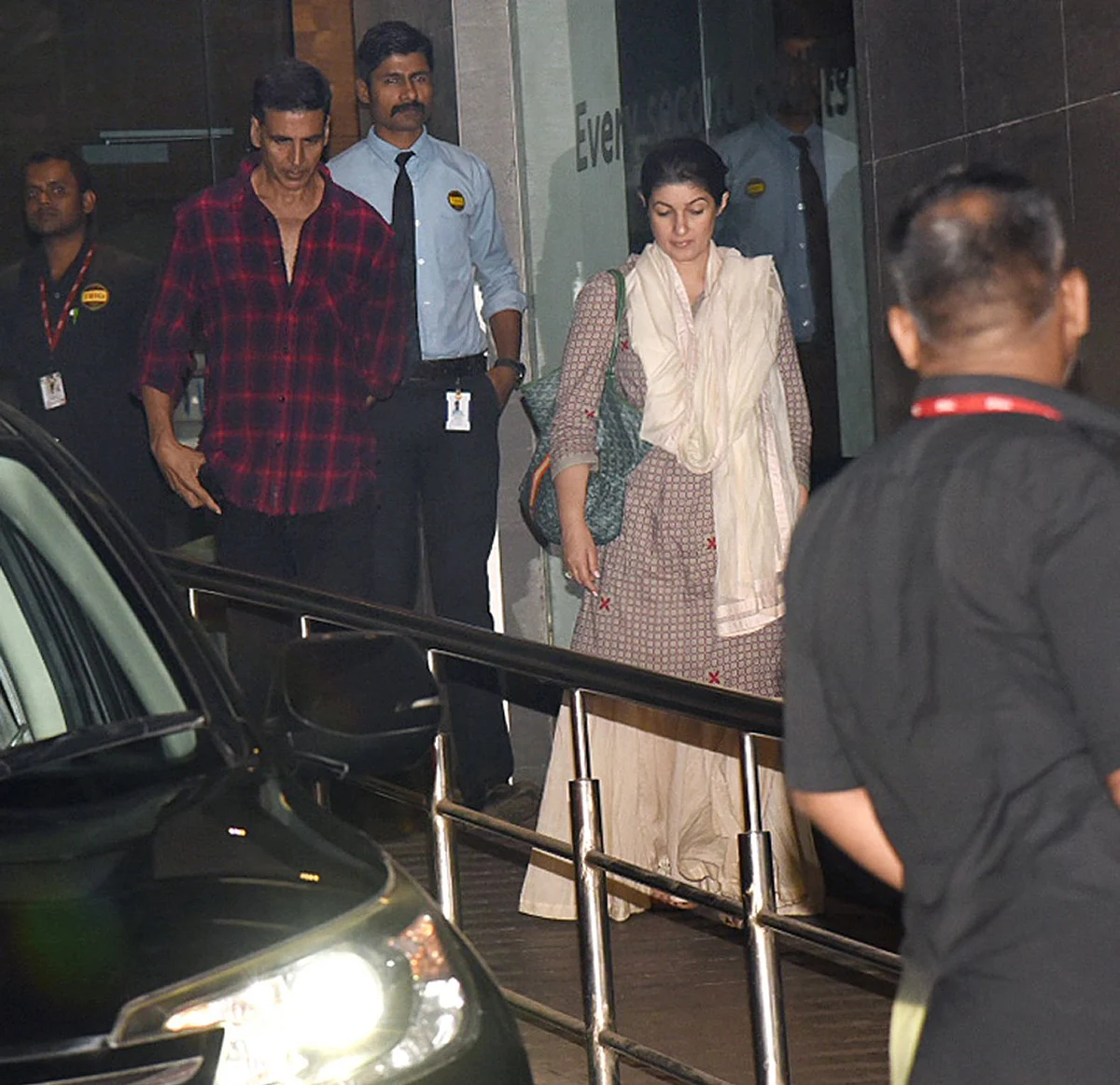 Akshay Kumar and Twinkle Khanna visit Betty Kapadia at Hinduja Hospital, Mumbai. 