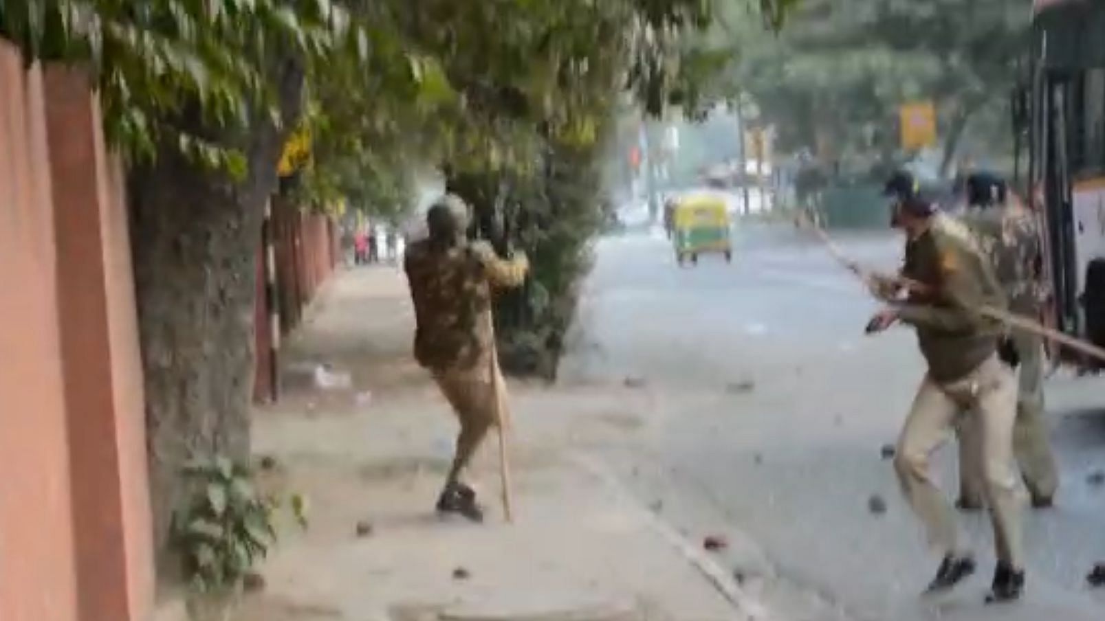 Screengrab of the video from Mathura Road near New Friends Colony.