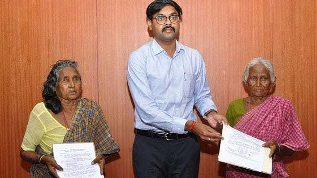 Periya Rangammal and Chinna Rangammal being given monthly pension certificates. &nbsp;