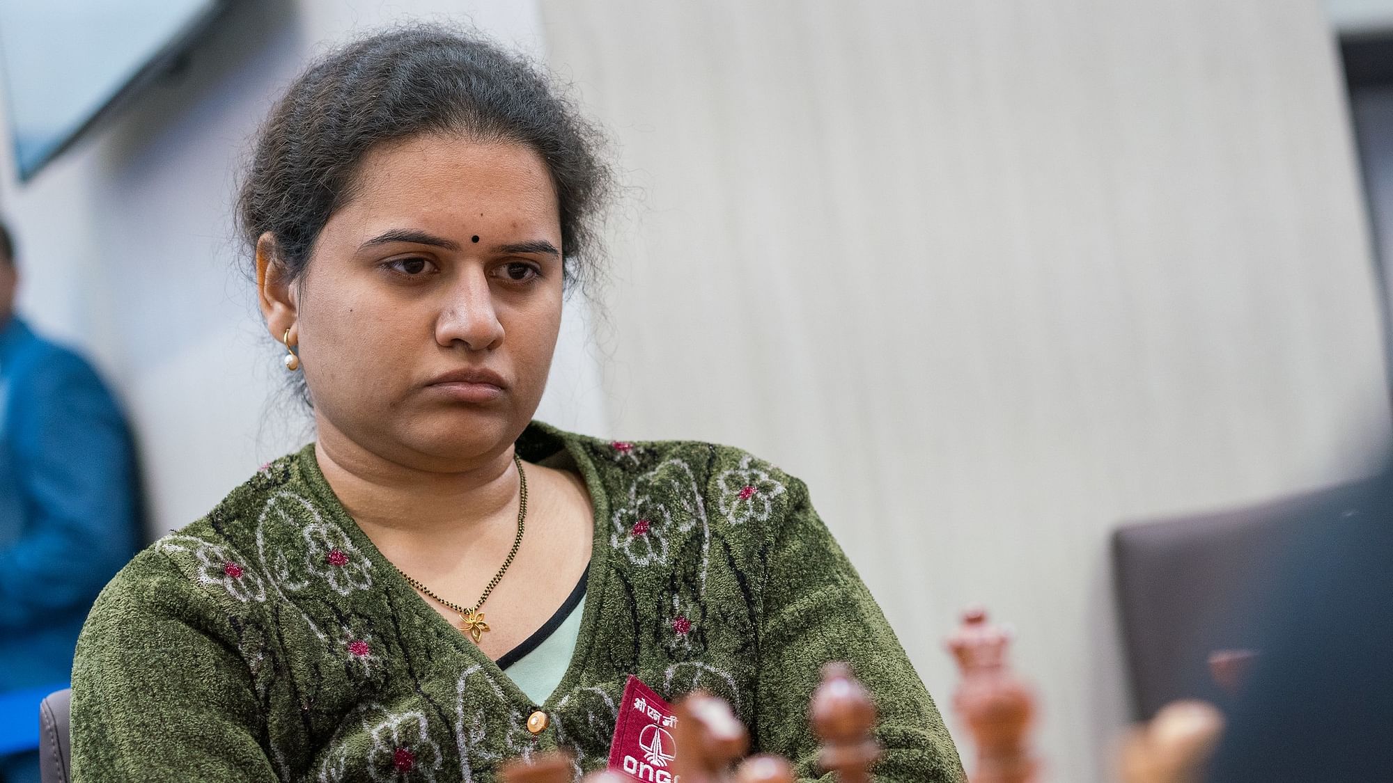 India’s Humpy Koneru clinched the top spot at the FIDE Women’s World Rapid Chess Championships on Saturday, 28 December in Moscow.