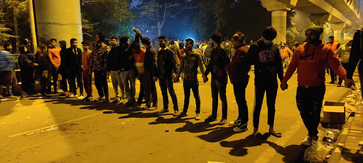 Human chains push protesters towards Jamia Nagar.