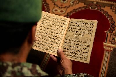 KANDAHAR, June 21, 2016 (Xinhua) -- A soldier reads Quran during the holy month of Ramadan in Kandahar province, southern Afghanistan, June 20, 2016. Muslims around the world celebrate Ramadan, the holy month in the Islamic calendar, during which they abstain from eating and drinking from sunrise to sunset. (Xinhua/Sanaullah Seiam/IANS)