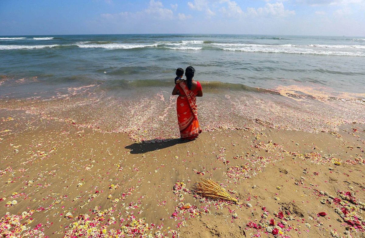 A woman pays tributes to the victims of Tsunami 2004 on the 15th anniversary of the calamity, at Foreshore Estate beach (Pattinapakkam beach) in Chennai on Thursday, 26 December.