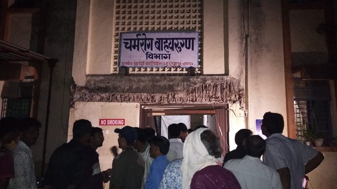 An elderly man and a 36-year-old woman were killed after the porch of a building inside the Government Medical College and Hospital (GMCH) in Nagpur fell on them.