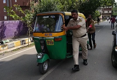 A heartwarming picture of a policeman going well beyond his scope of duty in helping out an auto rickshaw driver has gone viral on social media. The post shared by Bengaluru City Police on their Twitter, shows police personnel helping out an auto rickshaw driver to push his vehicle, which apparently stopped mid-way with captioned, "Photoa Story....Happy ending."