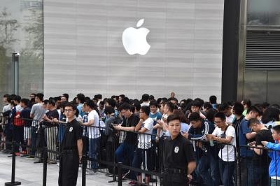 JINAN, May 21, 2016 (Xinhua) -- People line up to enter an Apple retail store in Jinan, east China