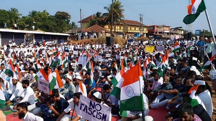 The protest was organised by the Sanyukta Nagarika Vedike at the KC Junction in Talapady amid heavy security deployment.