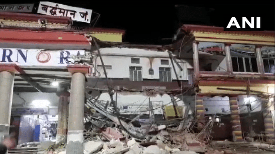 A portion of a building at Barddhaman Railway Station in West Bengal collapsed around 8:30 pm on Saturday, 4 January.
