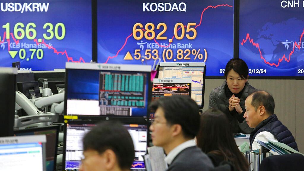 Currency traders watch monitors at the foreign exchange dealing room of the KEB Hana Bank headquarters in Seoul, South Korea, Wednesday, 22 January 2020.  