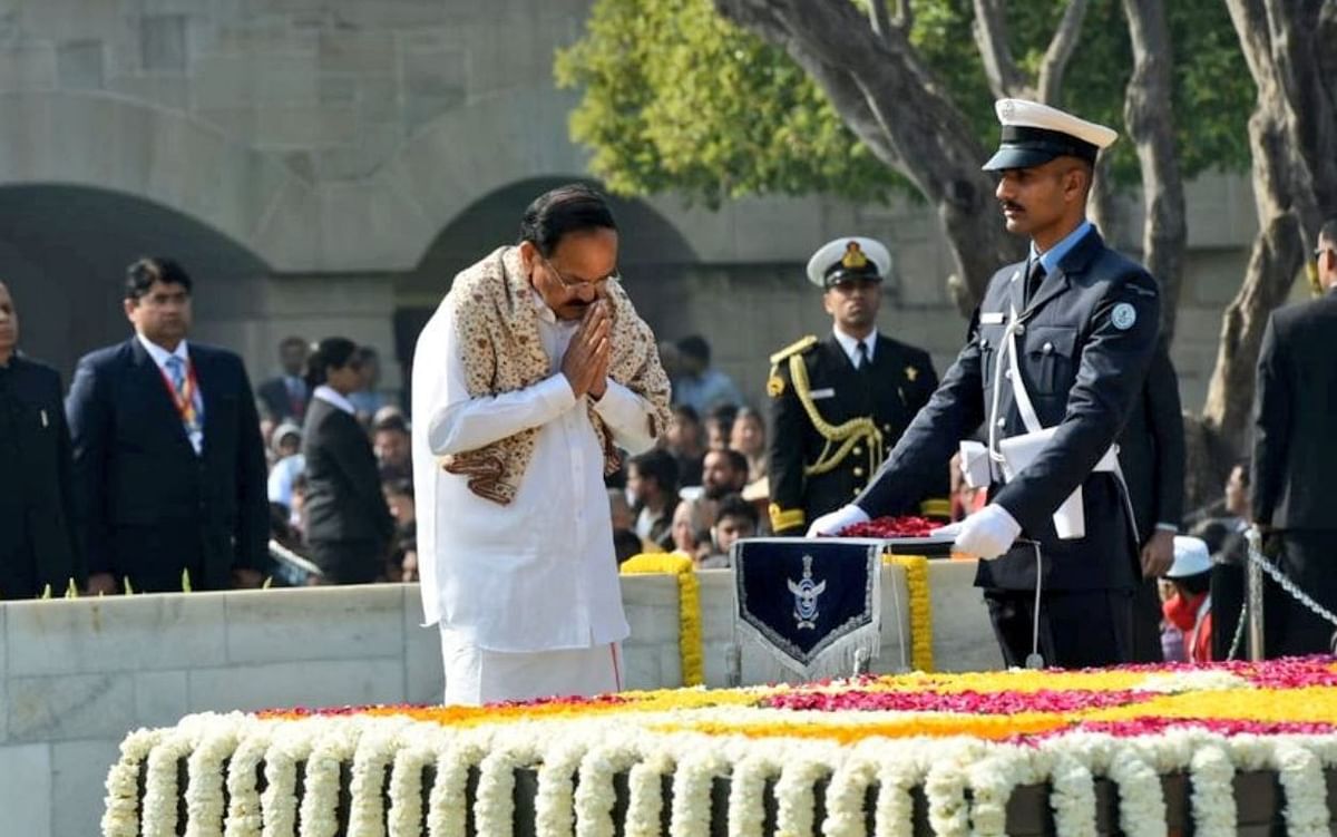 Congress president Sonia Gandhi & Delhi Lt Governor Anil Baijal were among those who offered tribute to Gandhi. 