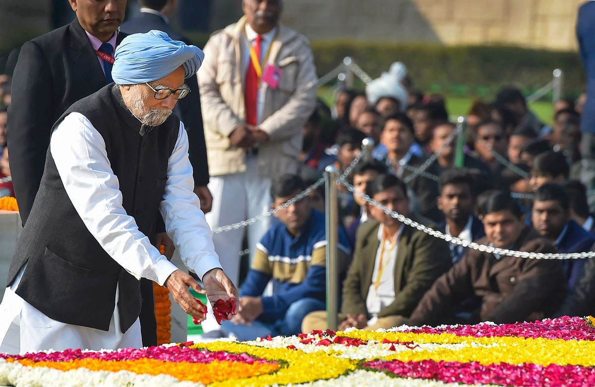 Congress president Sonia Gandhi & Delhi Lt Governor Anil Baijal were among those who offered tribute to Gandhi. 