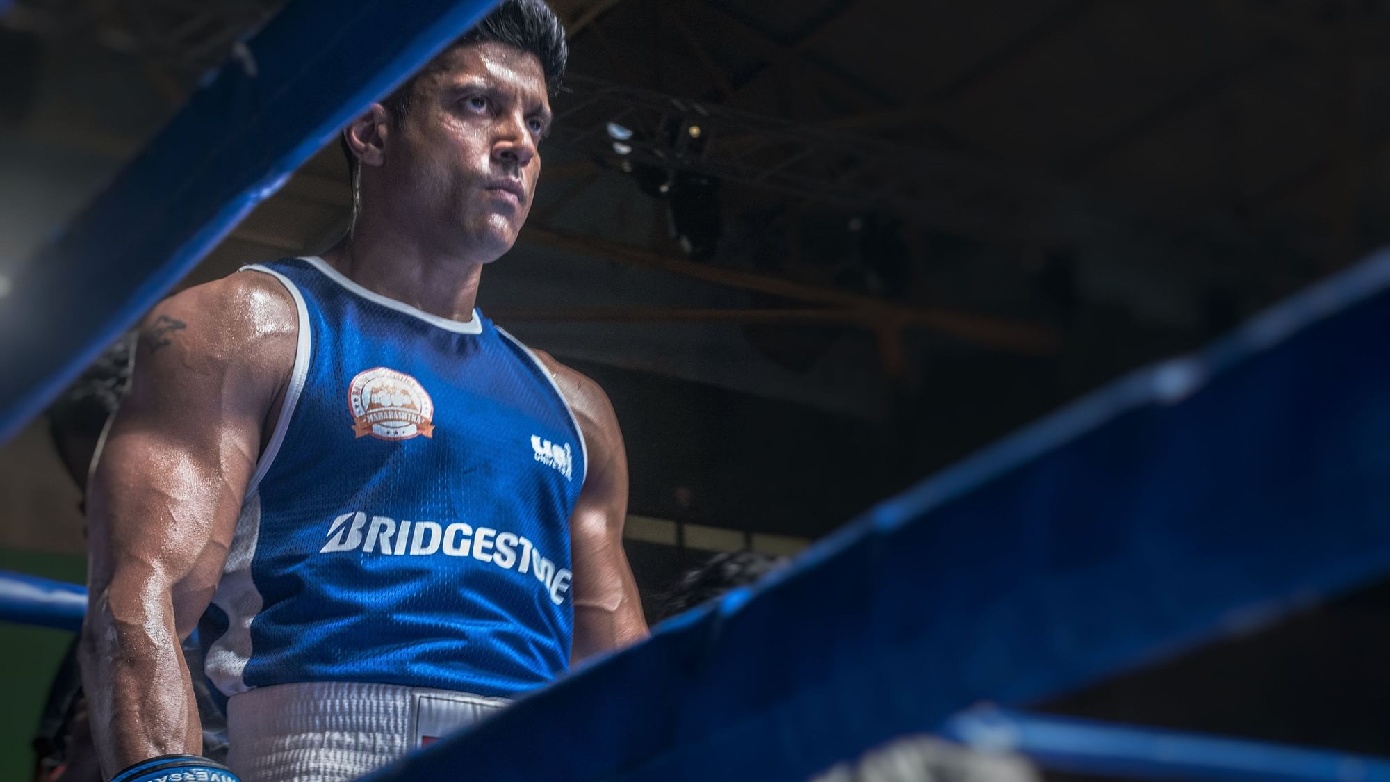 Farhan Akhtar as boxer Alok Oberoi in the first look of&nbsp;<i>Toofan</i>.