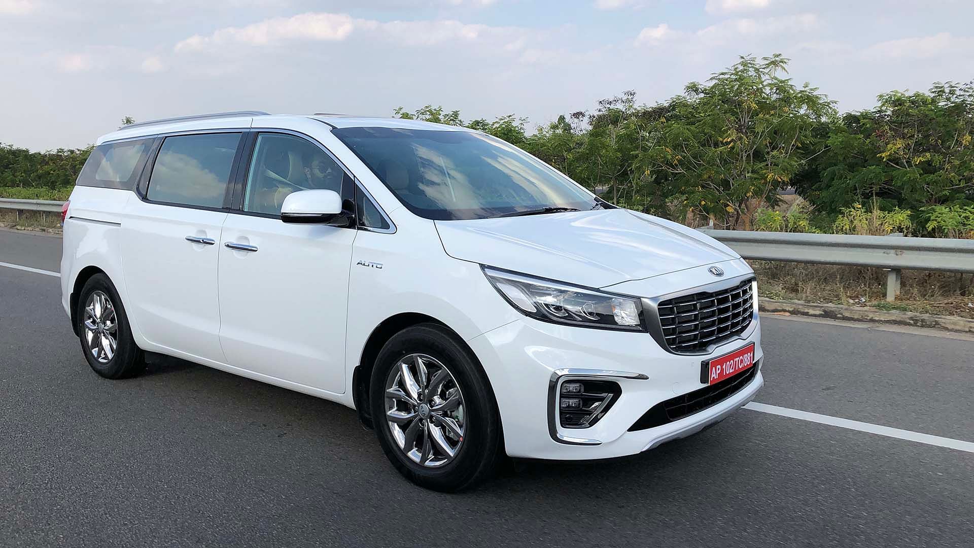 The Kia Carnival measures 5,115 mm in length with a wheelbase of 3,060 mm.&nbsp;
