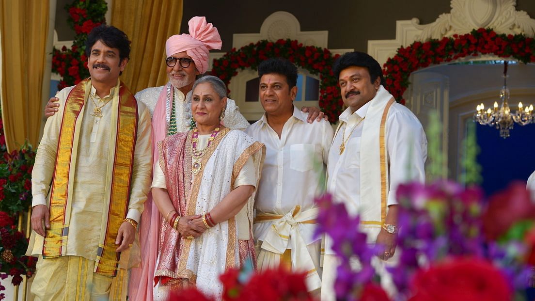 Amitabh, Jaya and the other actors pose.