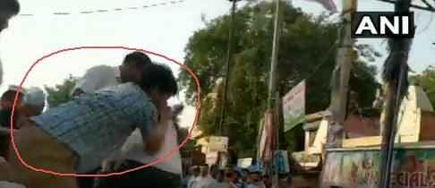 Filmmaker Vivek Agnihotri shared the old video with false claim of AAP workers “lynching” a man at a Kejriwal rally.