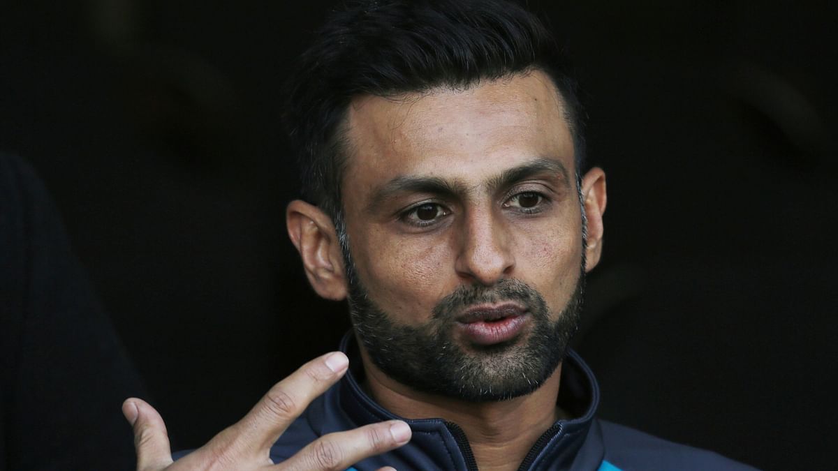 Shoaib Malik and Raja Engage in War of Words For Retirement Remark