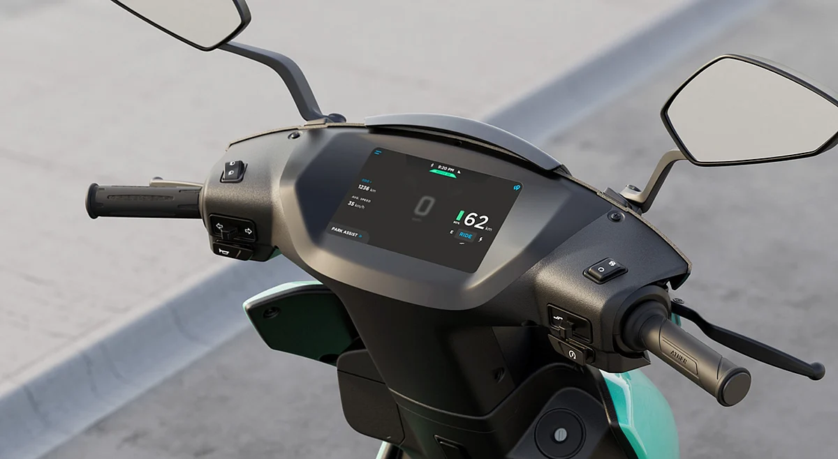 The Ather 450X comes with a 7-inch TFT capacitive touchscreen.