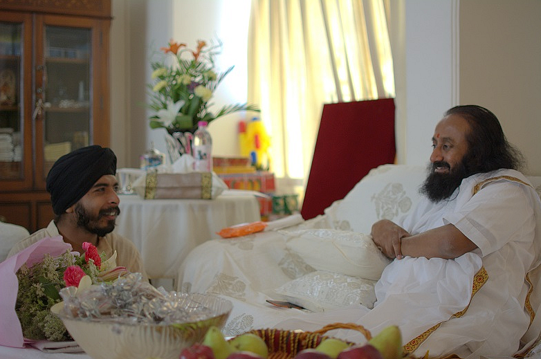 (Bagga with Sri Sri Ravi Shankar. (Photo Courtesy: Facebook/<a href="https://www.facebook.com/pg/TajinderPalSinghBagga/photos/">Tajinder Pal Singh Bagga</a>)