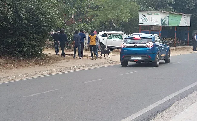A group of men, including Mandal, can be seen entering the JNU campus with lathis.
