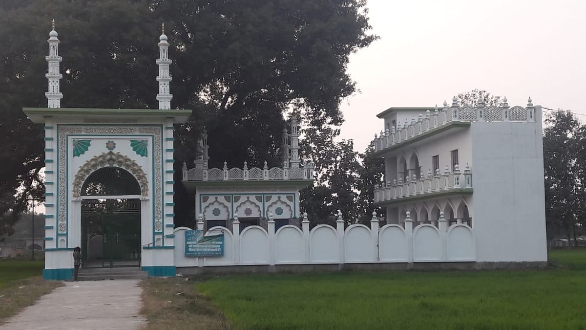 Dhanipur has a population of around 1600 people, of which 50 percent are Hindus and the other 50 percent Muslims.