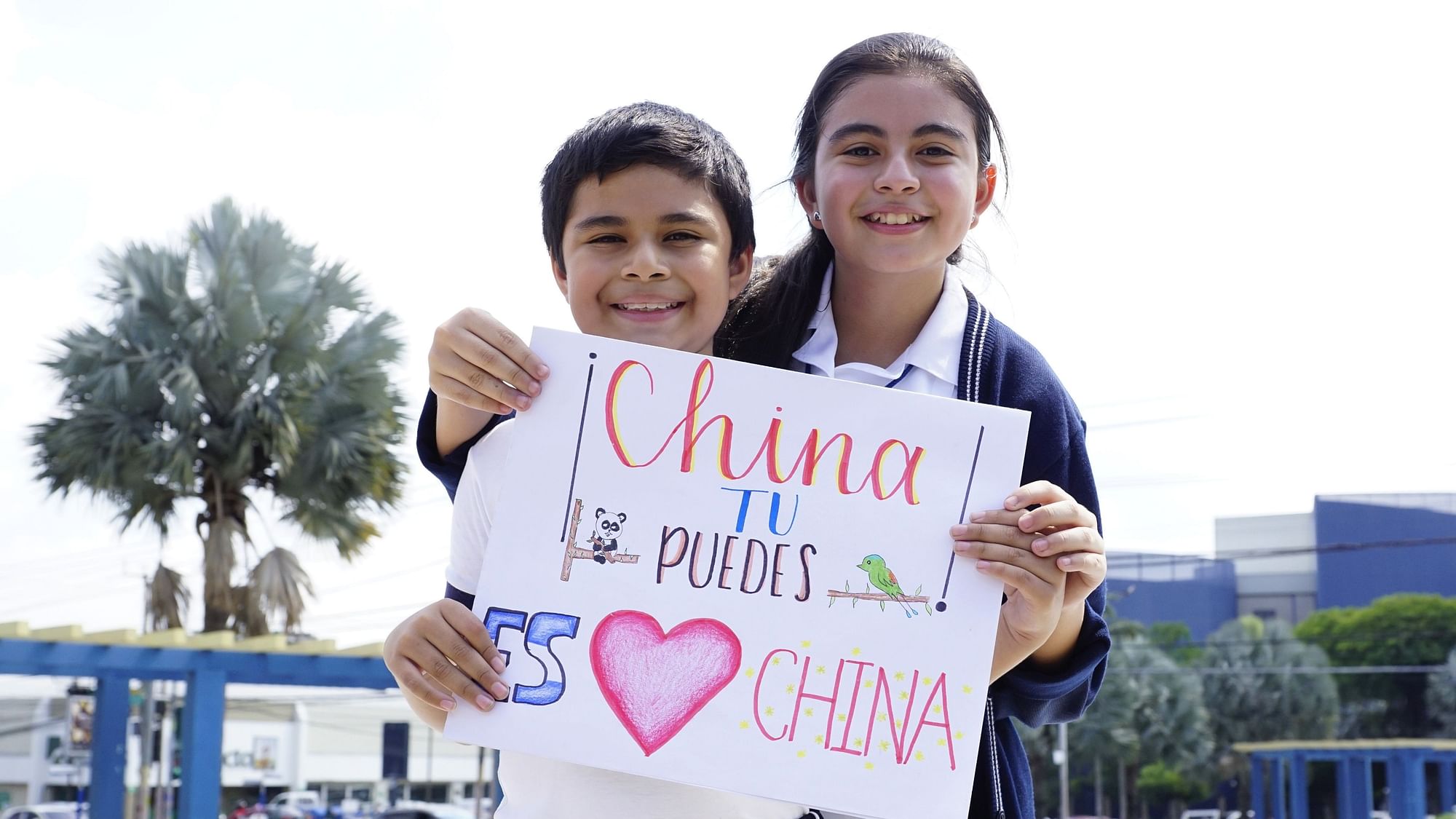 11-year-old Javier and his 13-year-old sistershow their support and blessing for China with their painting in San Salvador,the capital of El Salvador.&nbsp;&nbsp;