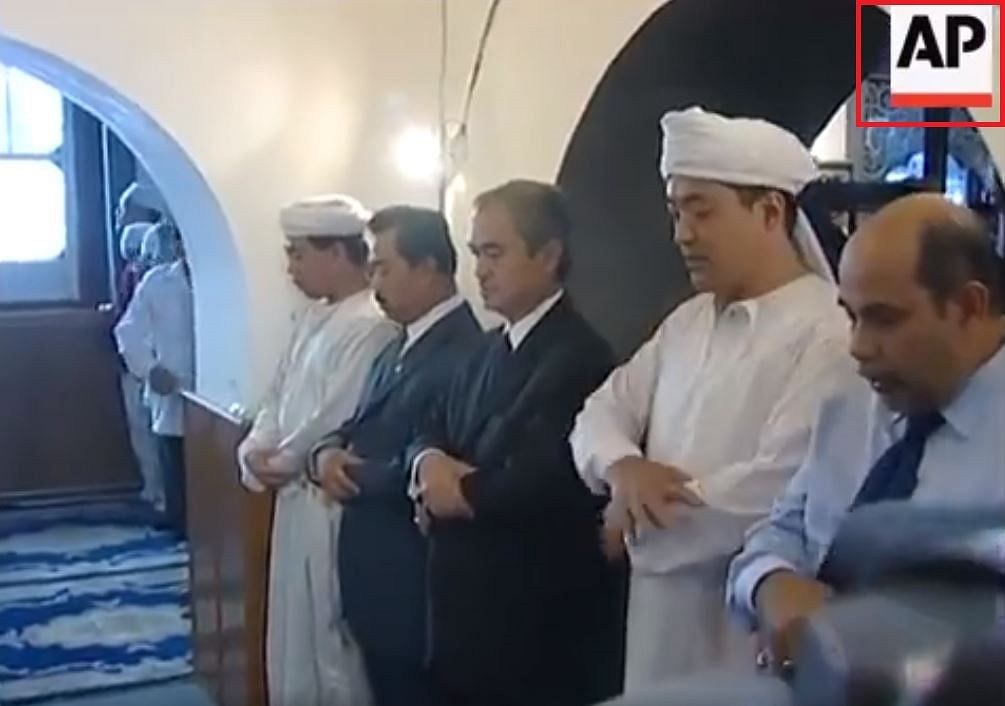 The video is almost four years old and shows the Malaysian PM offering prayers at a mosque in China. 