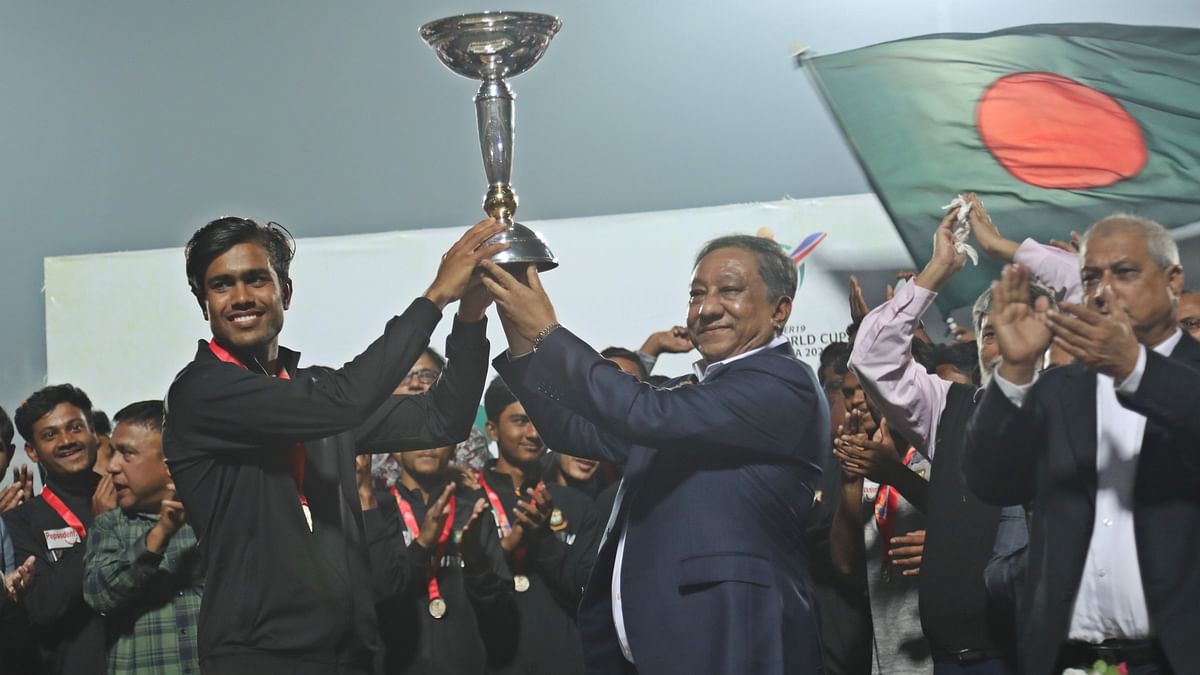 Sports minister Zahid Ahsan and BCB president Nazmul Hassan received the Bangladesh U-19 team with flower garlands.