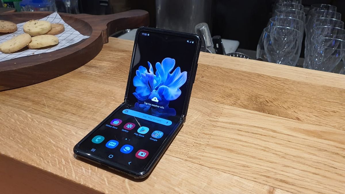 The Samsung Z Flip comes an AMOLED display which is foldable. 