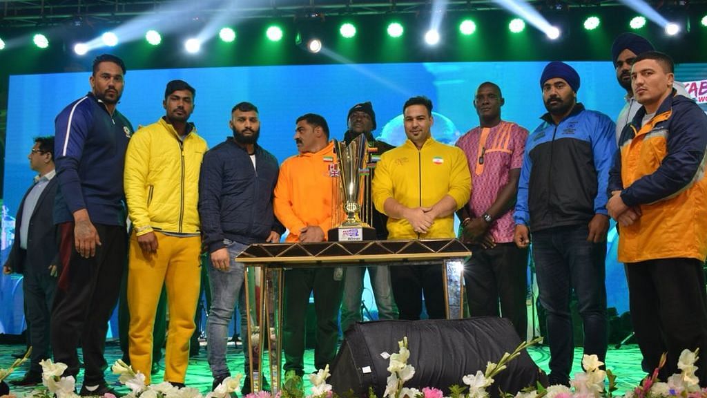 Captains of the teams participating in the World Championship in Pakistan stand with the trophy before the start of the tournament.