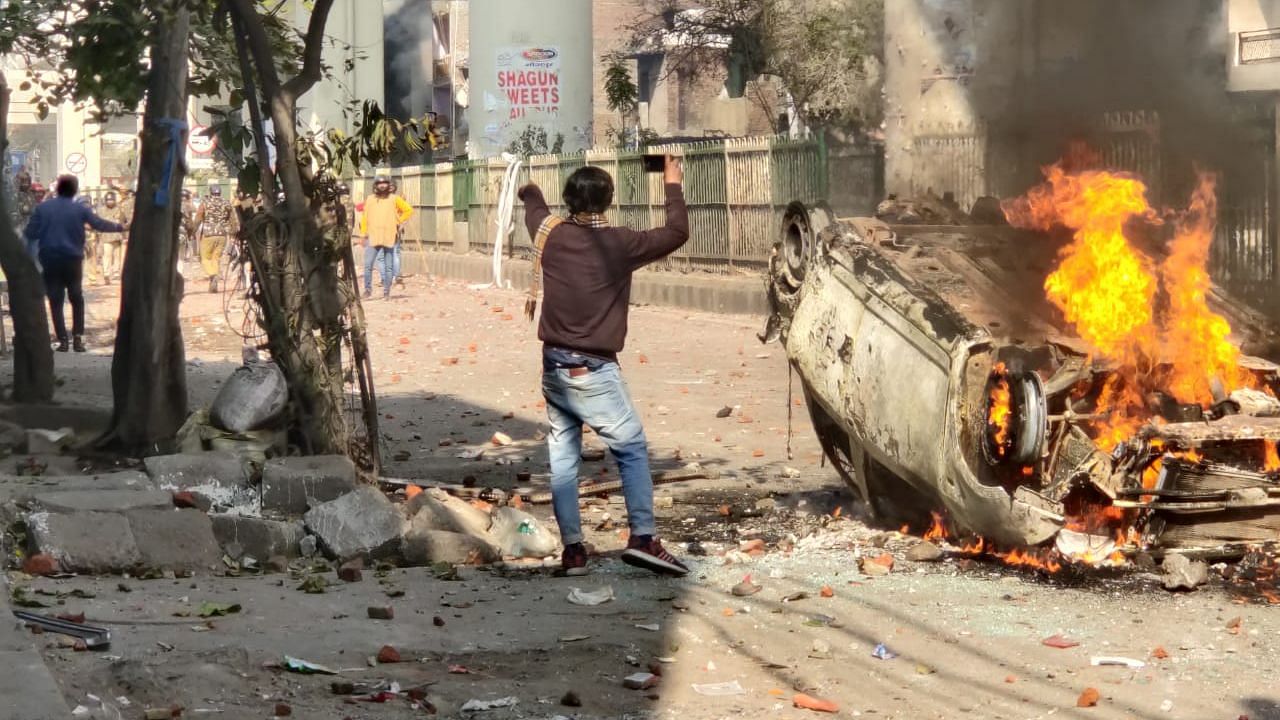 At Delhi’s Jaffrabad and Maujpur area, violence broke out between pro- and anti-CAA protesters.