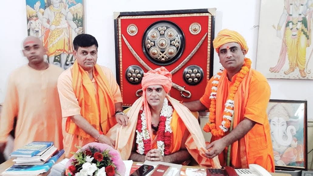 Swami Chakrapani in the middle with Ranjit Bachchan Srivastava on the right.
