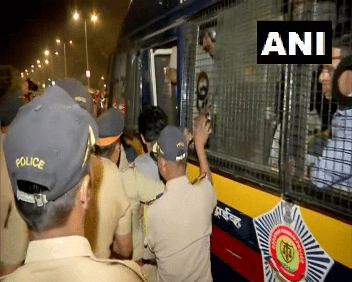 Mumbai police detains protesters at Marine Drive.&nbsp;