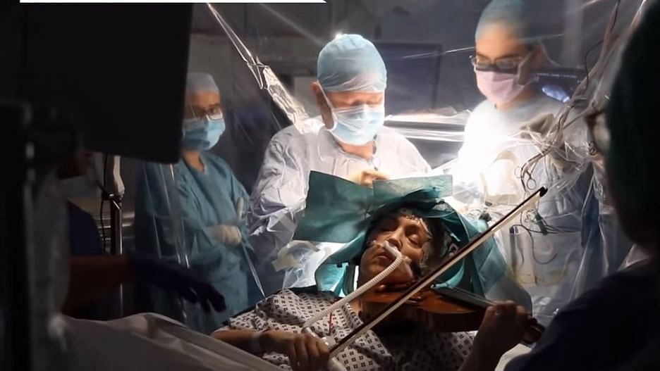 Surgeons at King’s College Hospital in London removed a brain tumour from violinist Dagmar Turner, who in turn played the violin during the procedure