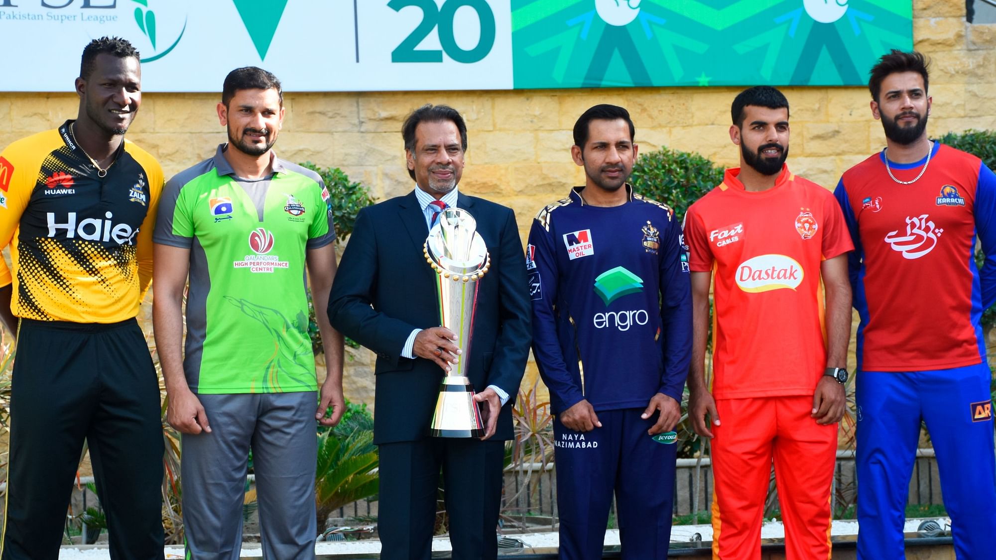 Pakistan’s former squash world champion Jahangir Khan holds the PSL trophy along with captains of five participating teams of the league.
