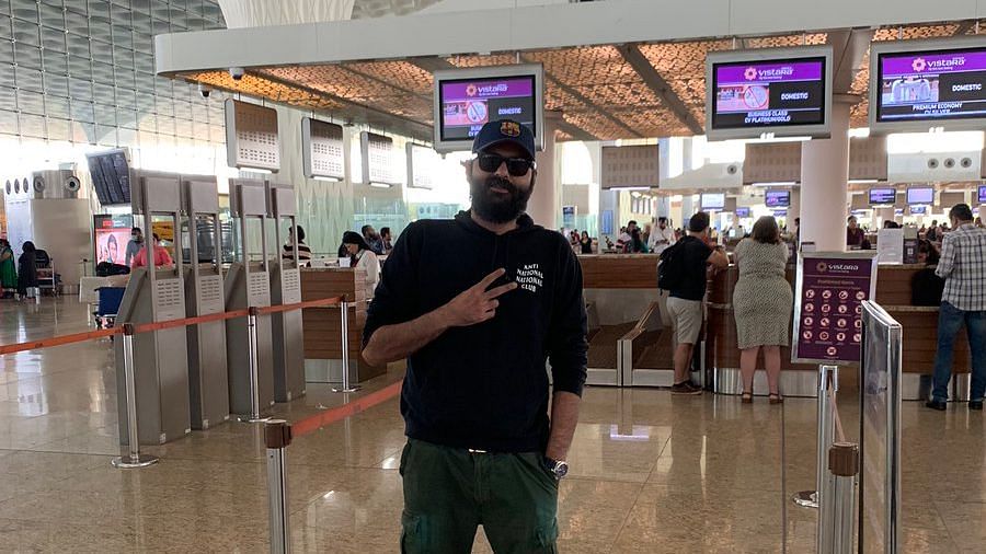 Kunal Kamra shared a photograph from the airport.