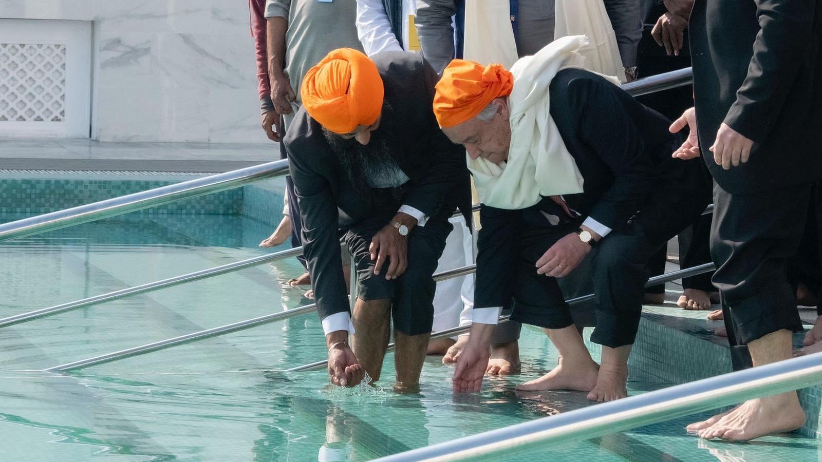 Wearing an orange scarf, Guterres visited different parts of the Gurdwara.