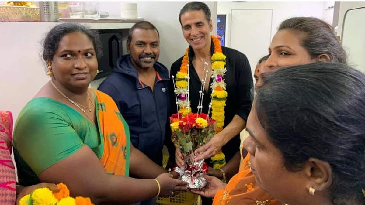 Akshay Kumar with Raghava Lawrence and members of the transgender community