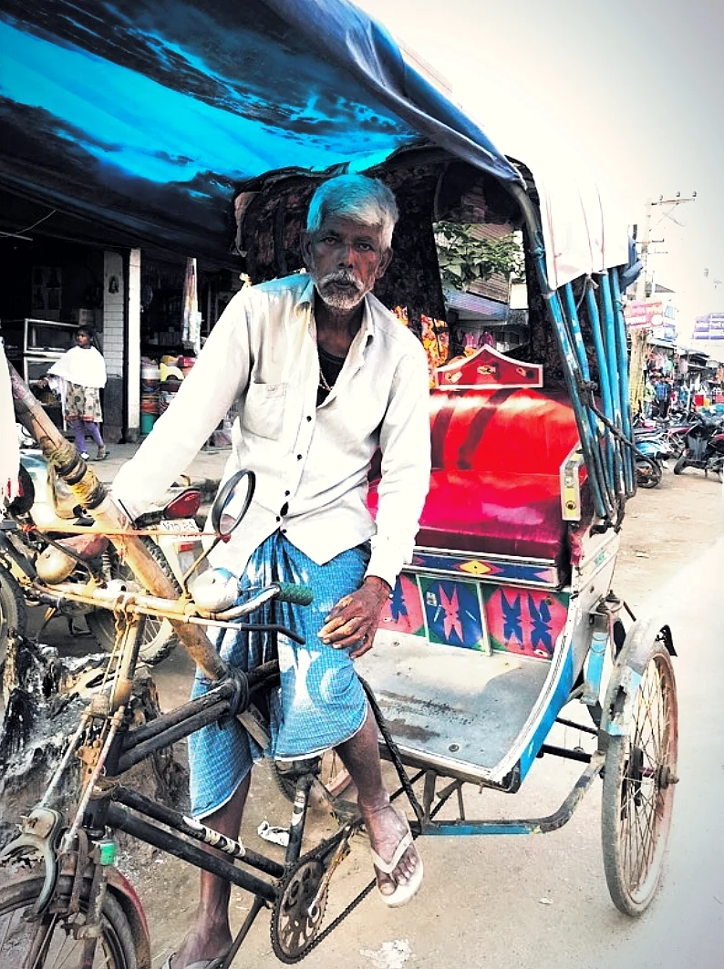 Kuldeep with his rickshaw, after completing his second ride of the day.
