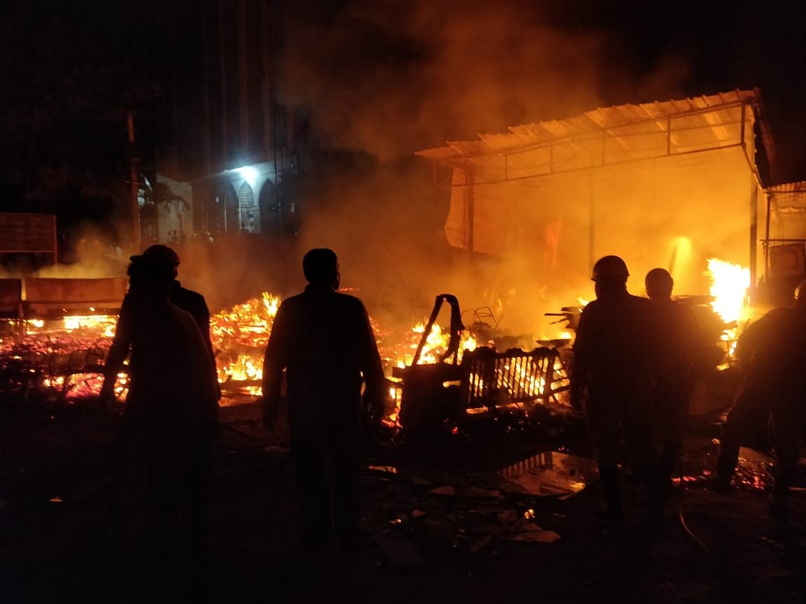 The shop owners suffered an estimated loss of Rs 4 lakh. The cause of the fire is not known yet.