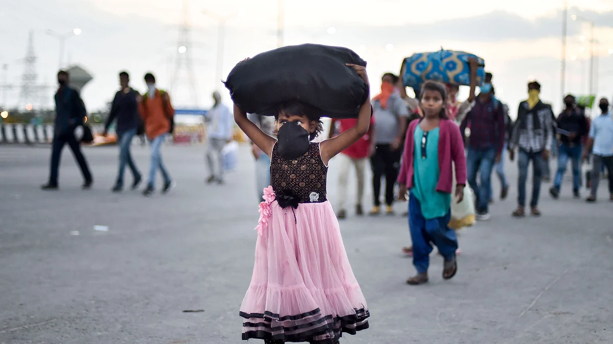 A group of migrant workers on the NH24 near Delhi-UP border.
