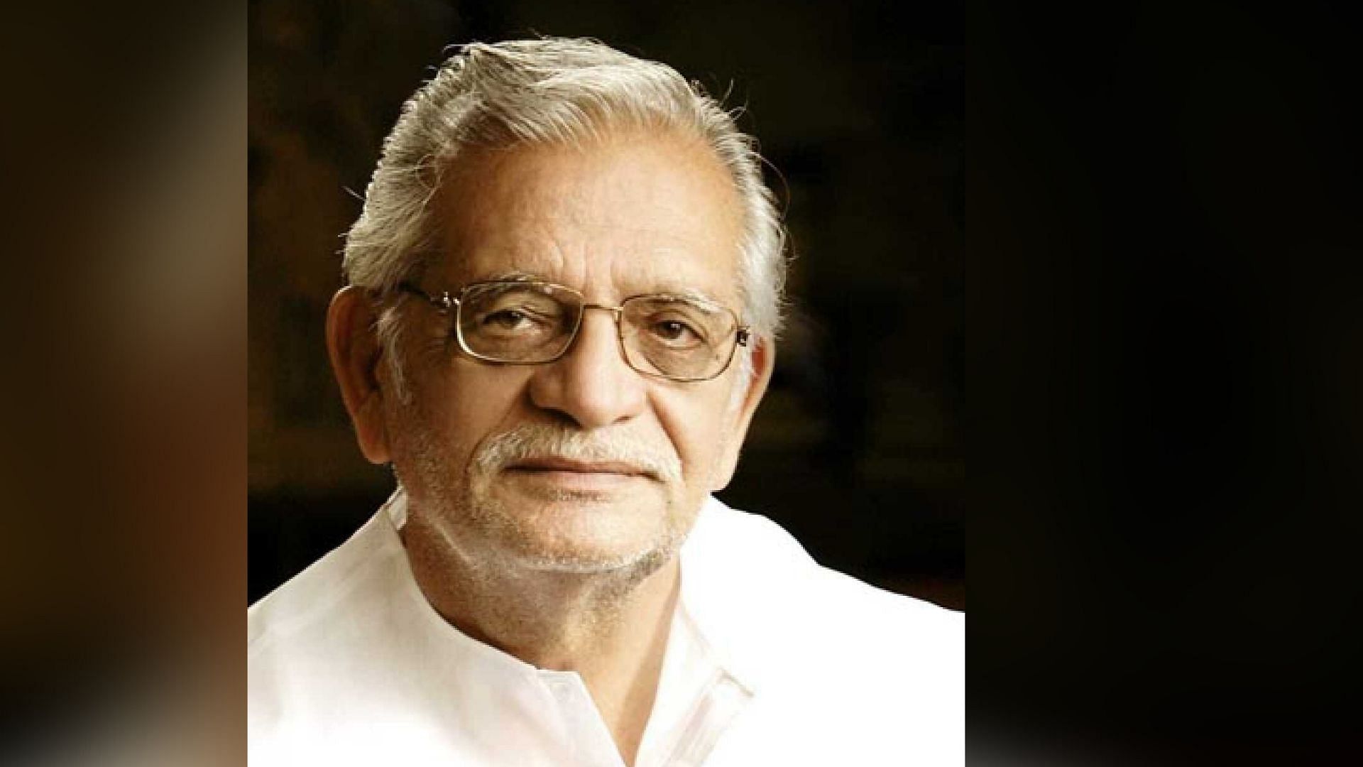 Gulzar recites a poem about the current situation of the country.&nbsp;