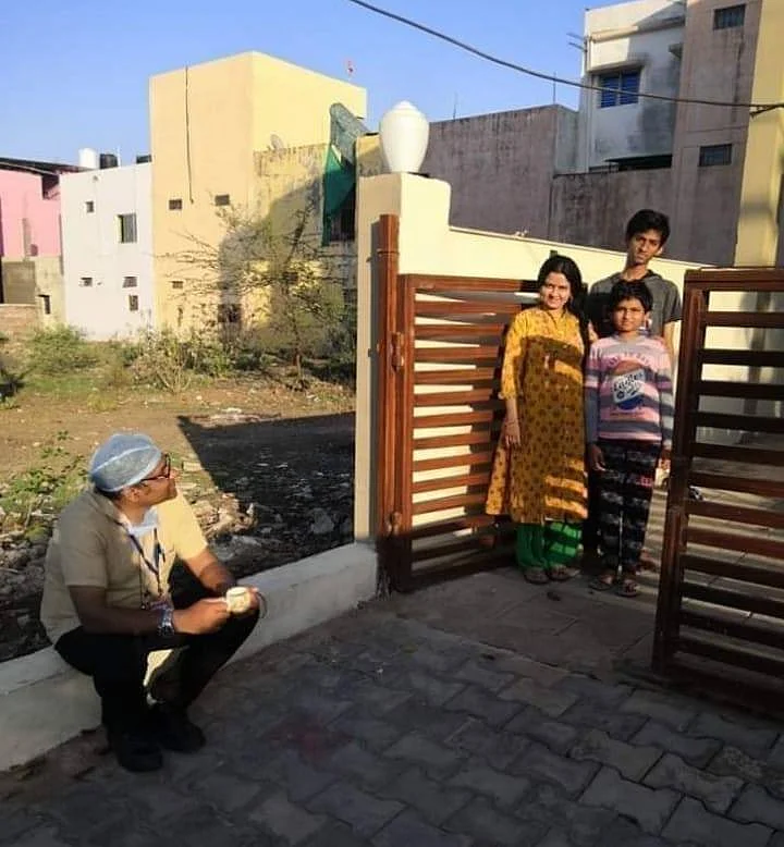 COVID-19 Doctor Has Tea With Family From A Distance, Wins Hearts