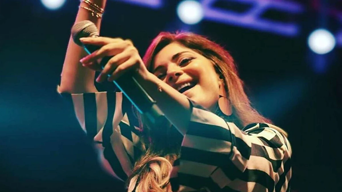 Bollywood singer Kanika Kapoor has contracted the coronavirus.