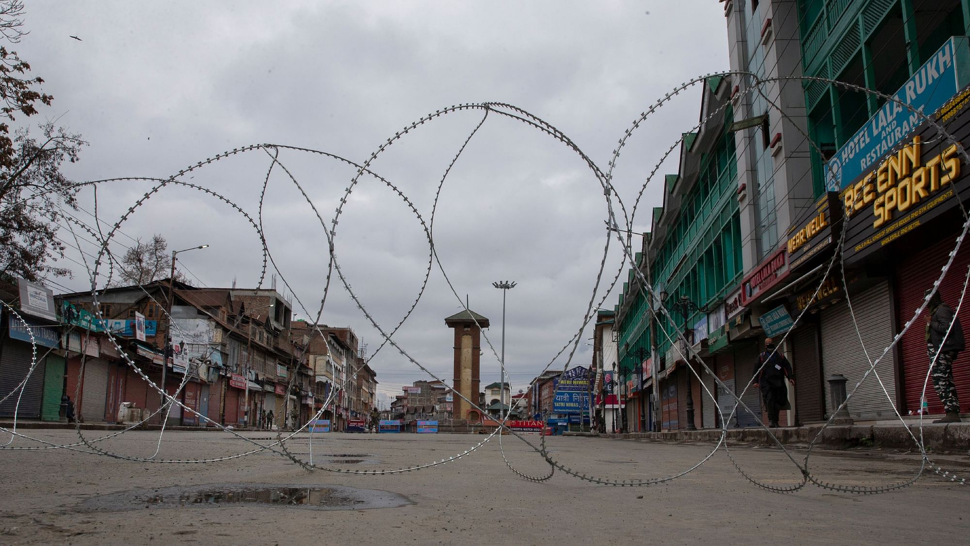 <div class="paragraphs"><p>Large parts of Jammu and Kashmir plunged into darkness on Sunday, 19 December as thousands of power department employees resumed their indefinite strike against the government's move to privatise assets.</p></div>