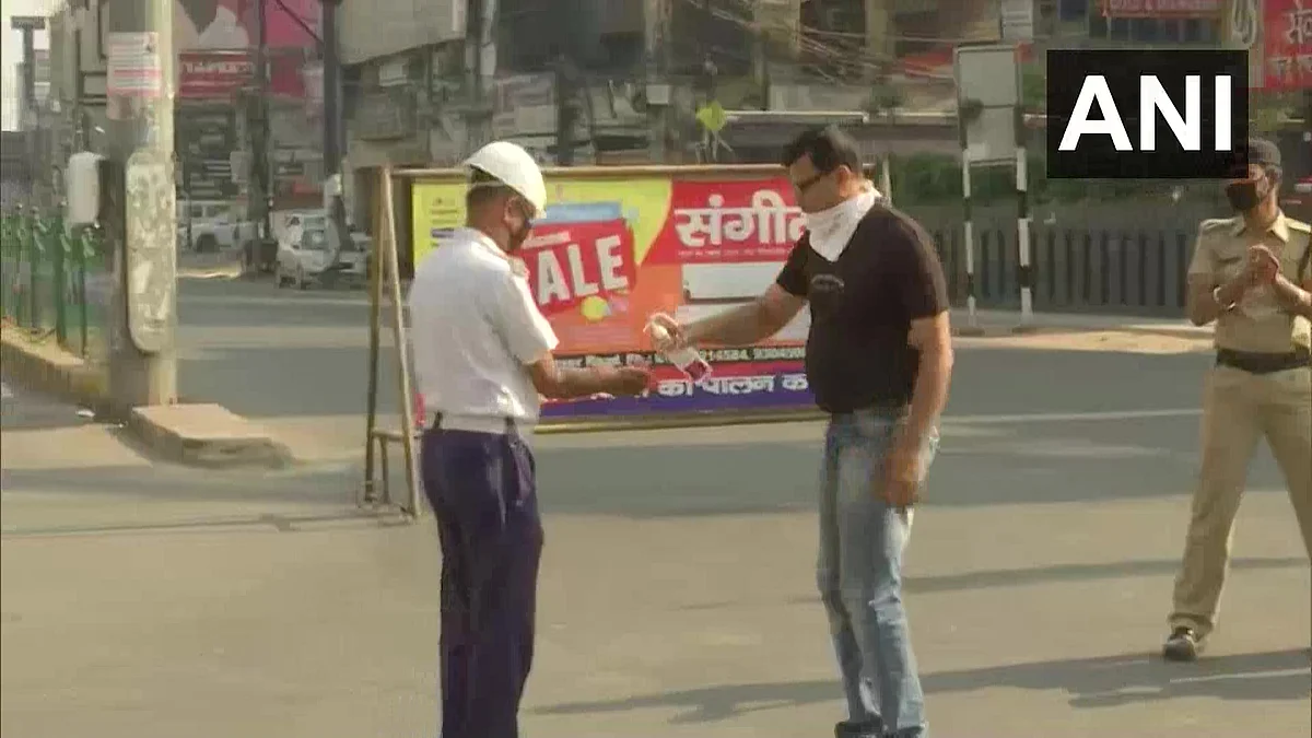 Rakesh Chaudhary, a local in Patna, observed ‘Janta Curfew’ by distributing hand sanitiser to police and traffic police personnel, saying, “The entire country is fighting against coronavirus. This is my way to fight it.”